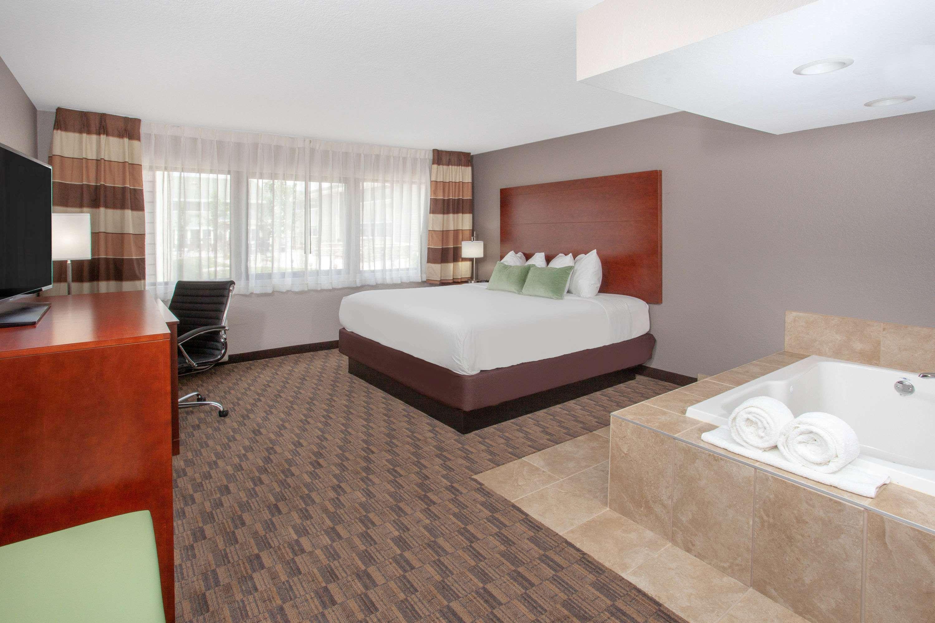 Wyndham Garden Fort Wayne Exterior photo